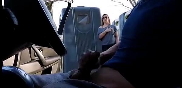  Young mother throws these trash cans, she thumps on a guy who takes out his cock! She allucinates!